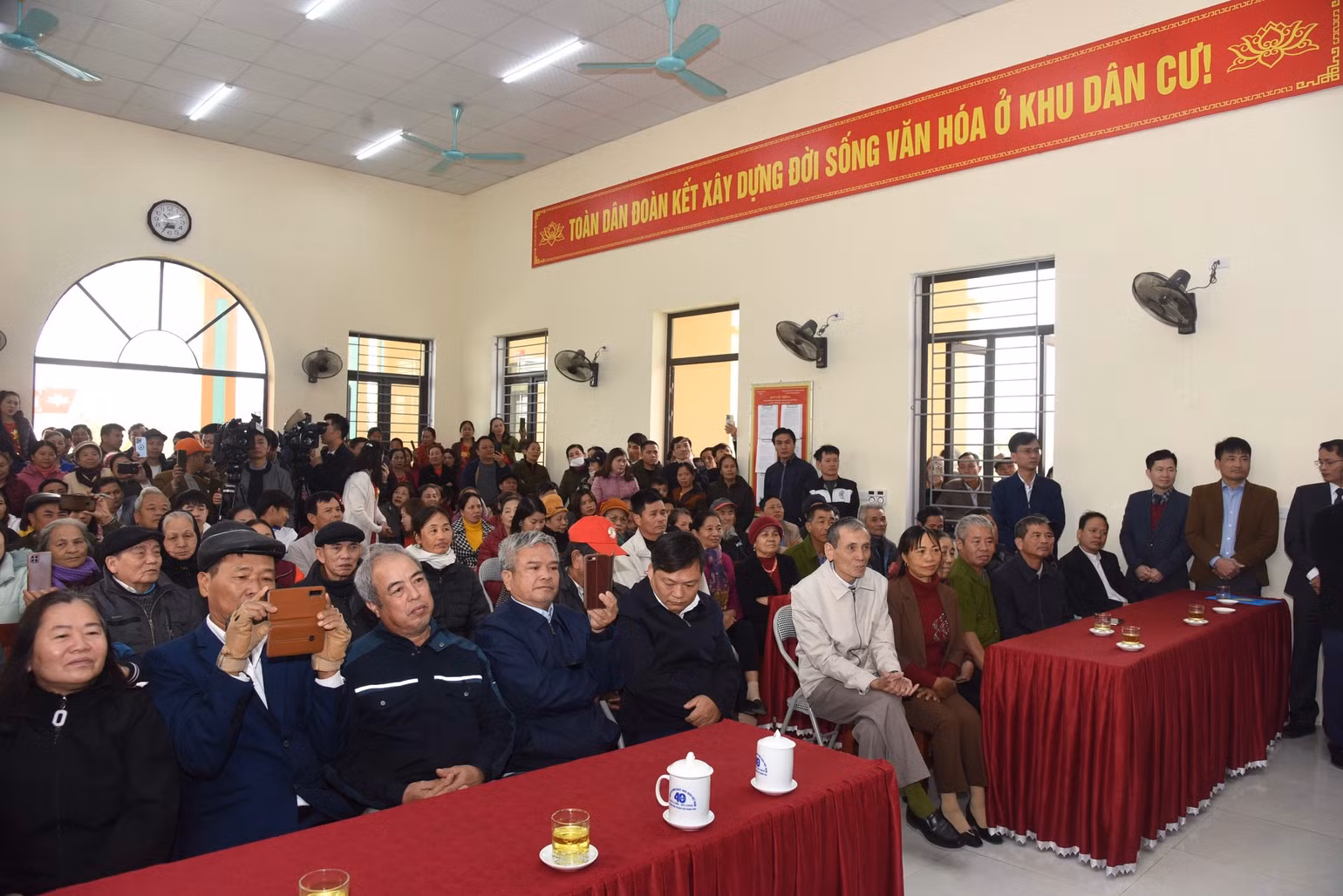 Đông đảo người dân đến tham dự buổi gặp mặt.