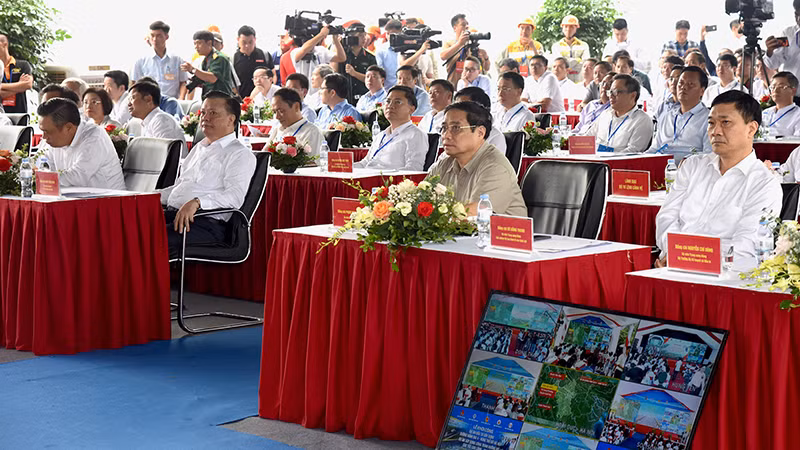 Thủ tướng Phạm Minh Chính và các đại biểu dự lễ khởi công. (Ảnh: TRẦN HẢI)