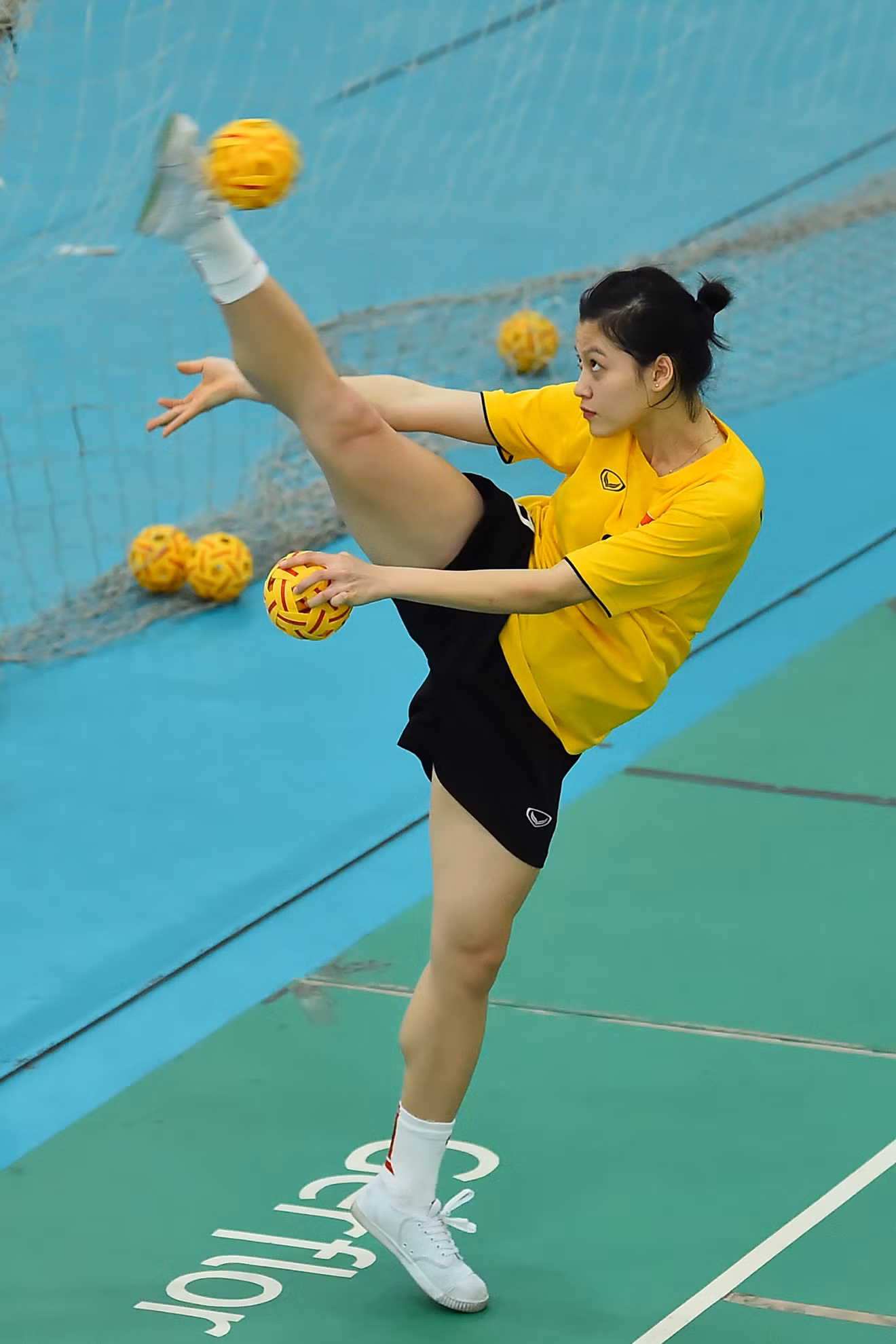 Mặc dù quanh năm tập luyện trong môi trường thể thao khắc nghiệt nhưng các nữ vận động viên của làng thể thao Việt Nam vẫn giữ được vẻ đẹp rạng rỡ, gợi cảm. Mặc dù quanh năm tập luyện trong môi trường thể thao khắc nghiệt nhưng các nữ vận động viên của làng thể thao Việt Nam vẫn giữ được vẻ đẹp rạng rỡ, gợi cảm.