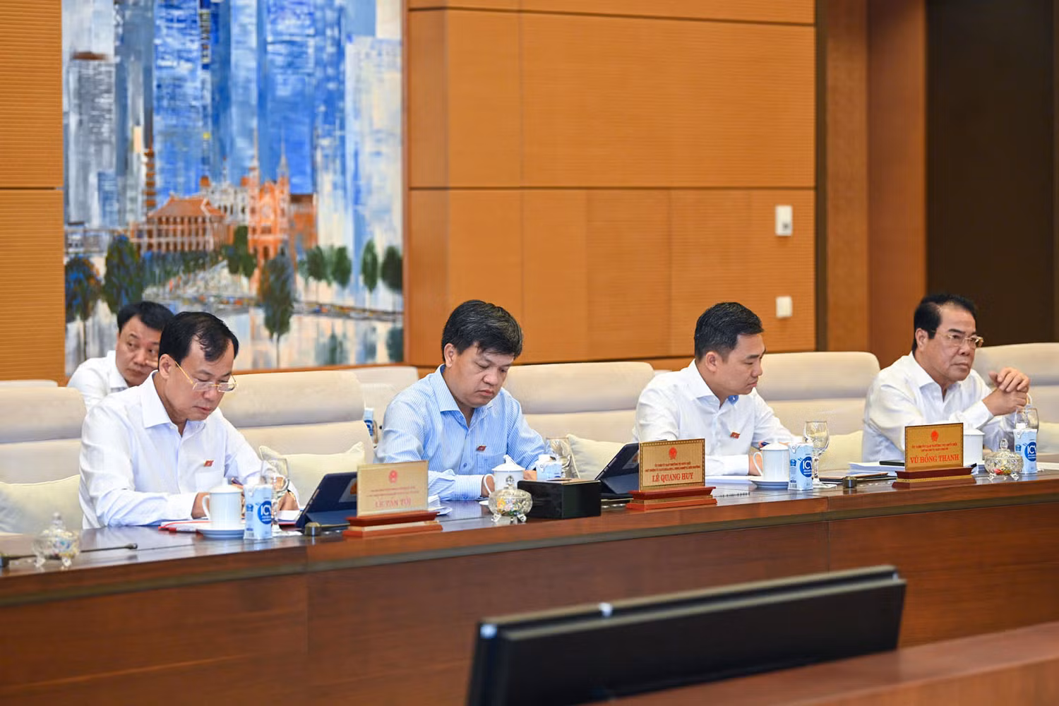 Các Ủy viên Ủy ban Thường vụ Quốc hội, lãnh đạo các Ủy ban của Quốc hội dự phiên họp.
