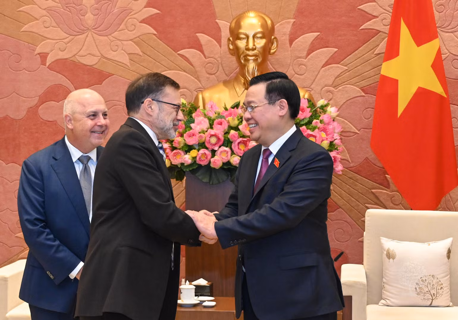 Chủ tịch Quốc hội Vương Đình Huệ với các đại biểu tại buổi tiếp.