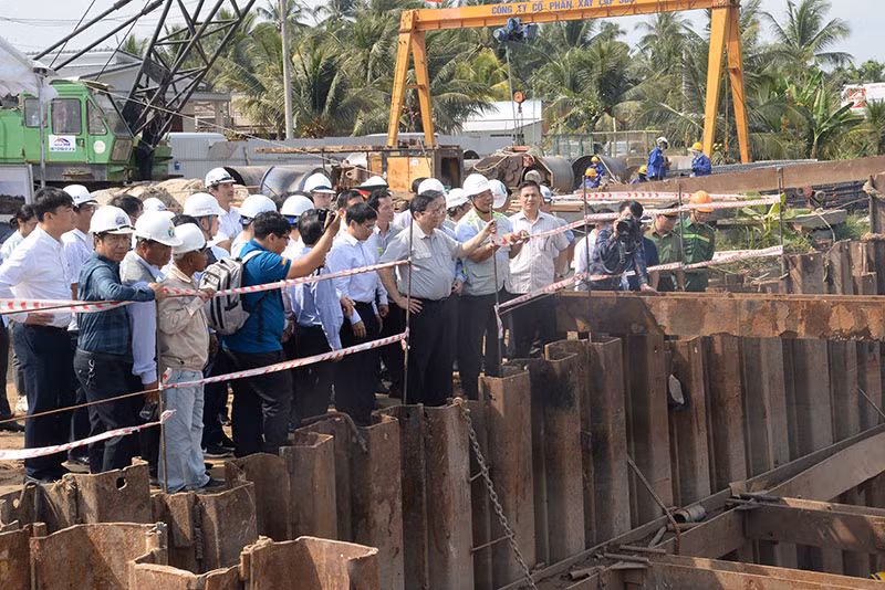 Thủ tướng Phạm Minh Chính thị sát công trường thi công cầu Mỹ Tho thuộc dự án cầu Rạch Miễu 2. Thủ tướng Phạm Minh Chính thị sát công trường thi công cầu Mỹ Tho thuộc dự án cầu Rạch Miễu 2.