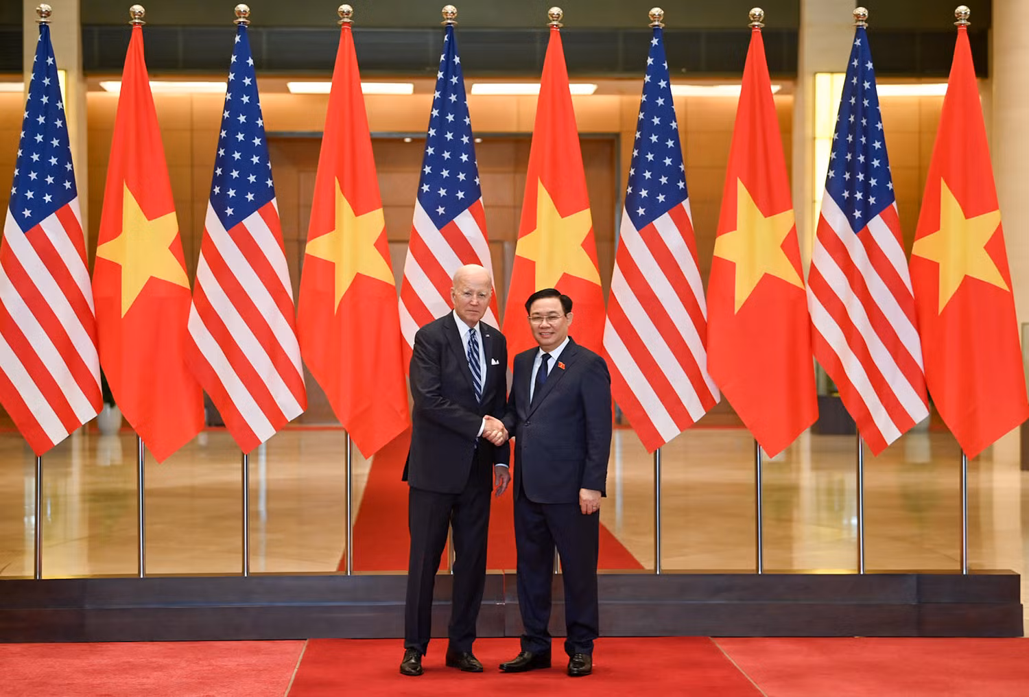 Chủ tịch Quốc hội Vương Đình Huệ và Tổng thống Hoa Kỳ Joe Biden tại buổi hội kiến. Chủ tịch Quốc hội Vương Đình Huệ và Tổng thống Hoa Kỳ Joe Biden tại buổi hội kiến.