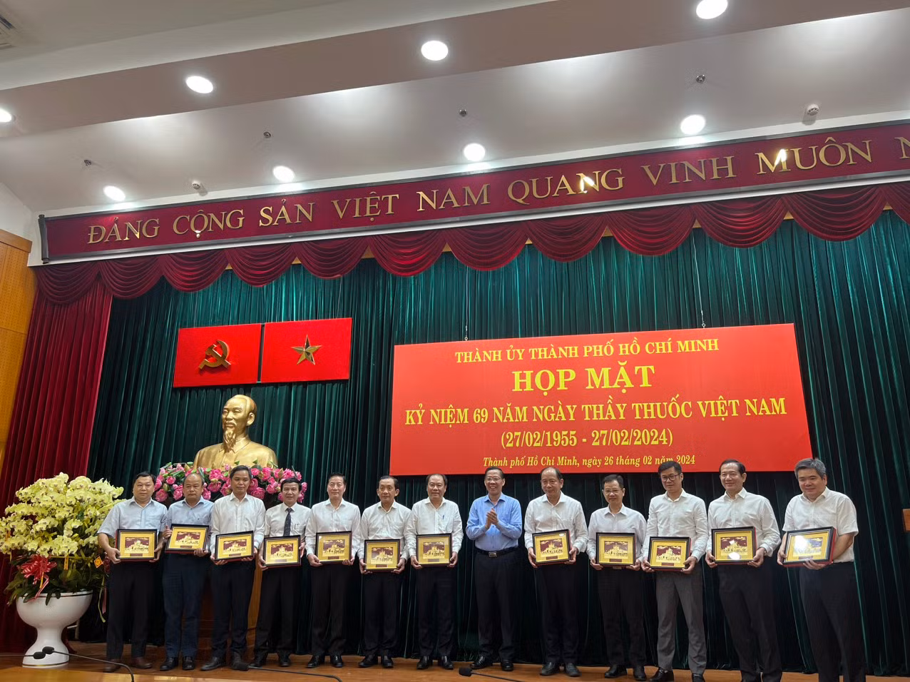52 đại diện các bệnh viện, cơ sở y tế đã được tặng quà tri ân nhân kỷ niệm Ngày Thầy thuốc Việt Nam 27/2. 52 đại diện các bệnh viện, cơ sở y tế đã được tặng quà tri ân nhân kỷ niệm Ngày Thầy thuốc Việt Nam 27/2.