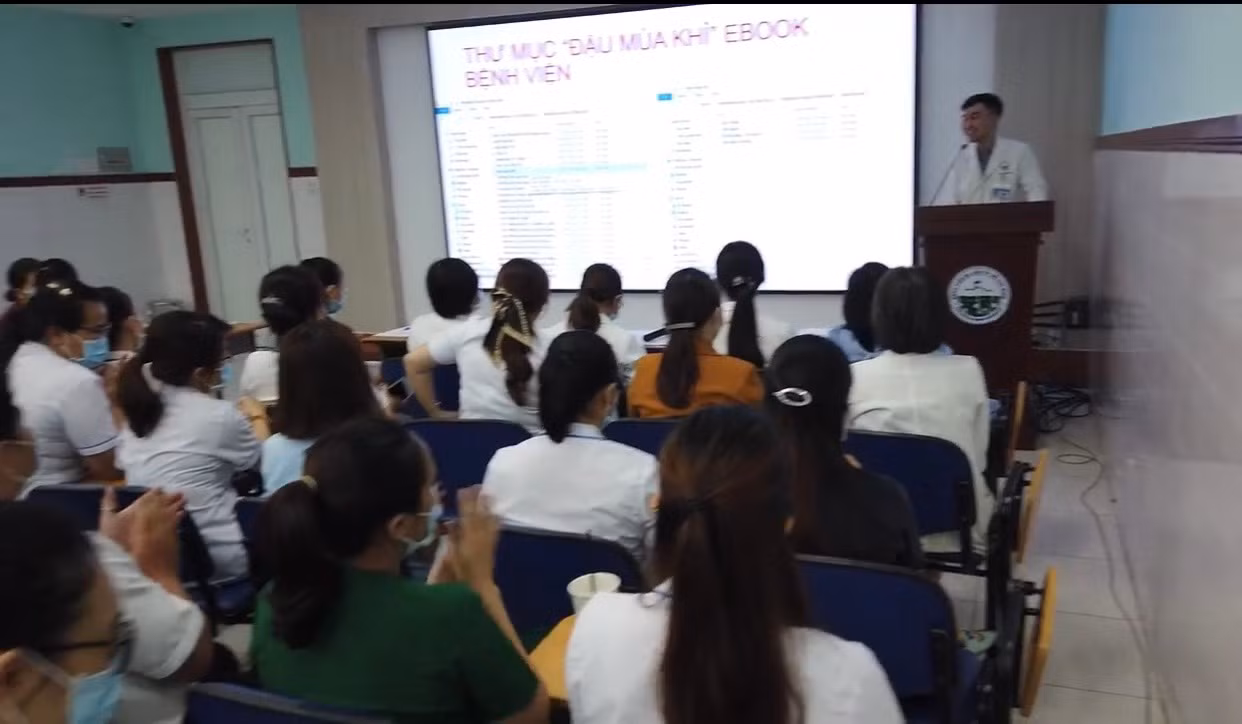 Bệnh viện Da liễu tổ chức tập huấn quy trình xử lý khi nghi ngờ ca đậu mùa khỉ cho nhân viên bệnh viện. Bệnh viện Da liễu tổ chức tập huấn quy trình xử lý khi nghi ngờ ca đậu mùa khỉ cho nhân viên bệnh viện.