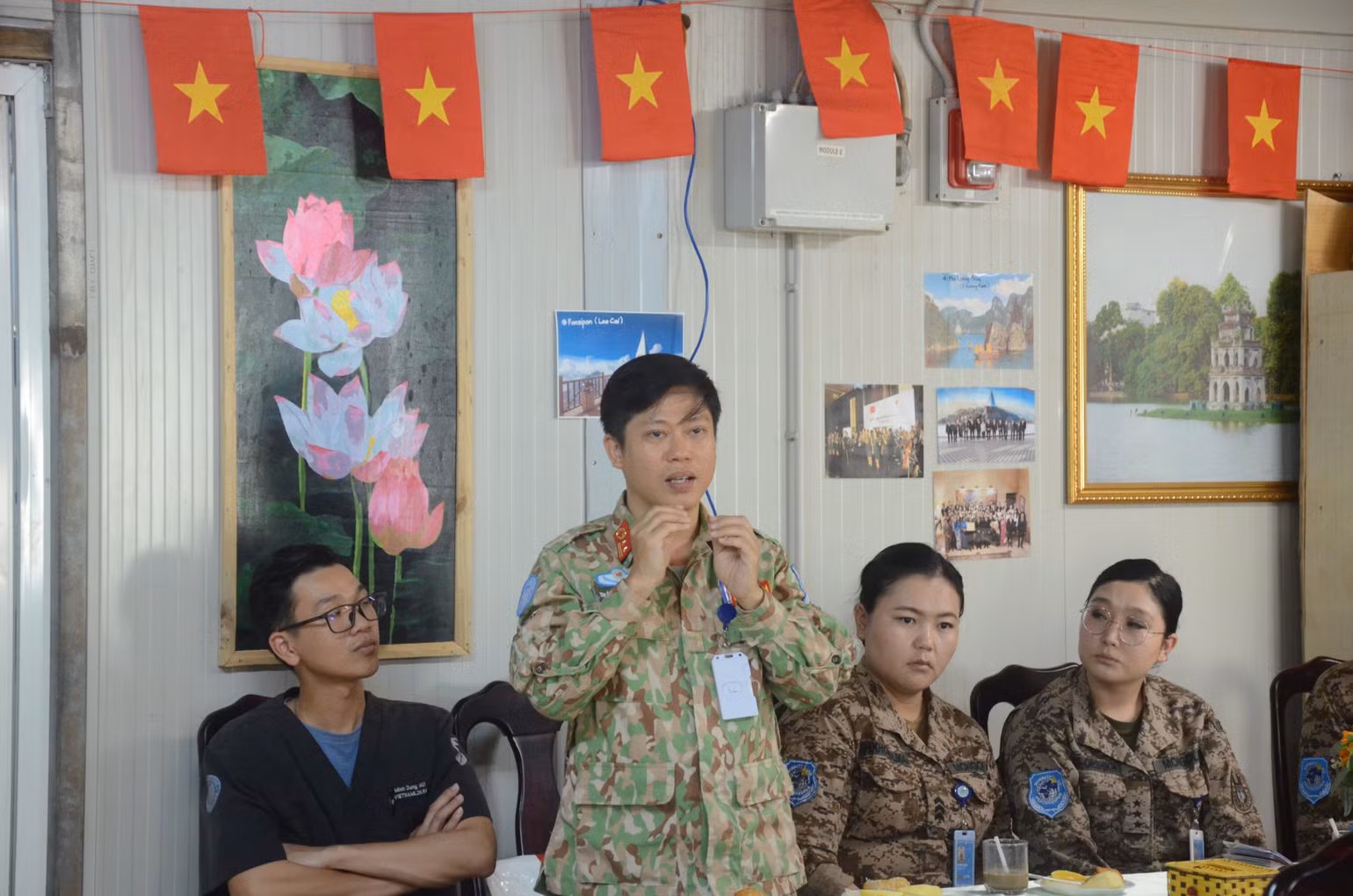 ThS,BS Trương Như Quân, Chủ nhiệm khoa Nội, Bệnh viện dã chiến cấp 2 số 5 trình bày báo cáo “Quản lý bệnh lý tiêu chảy” (Ảnh Bệnh viện dã chiến cấp 2 số 5 cung cấp).