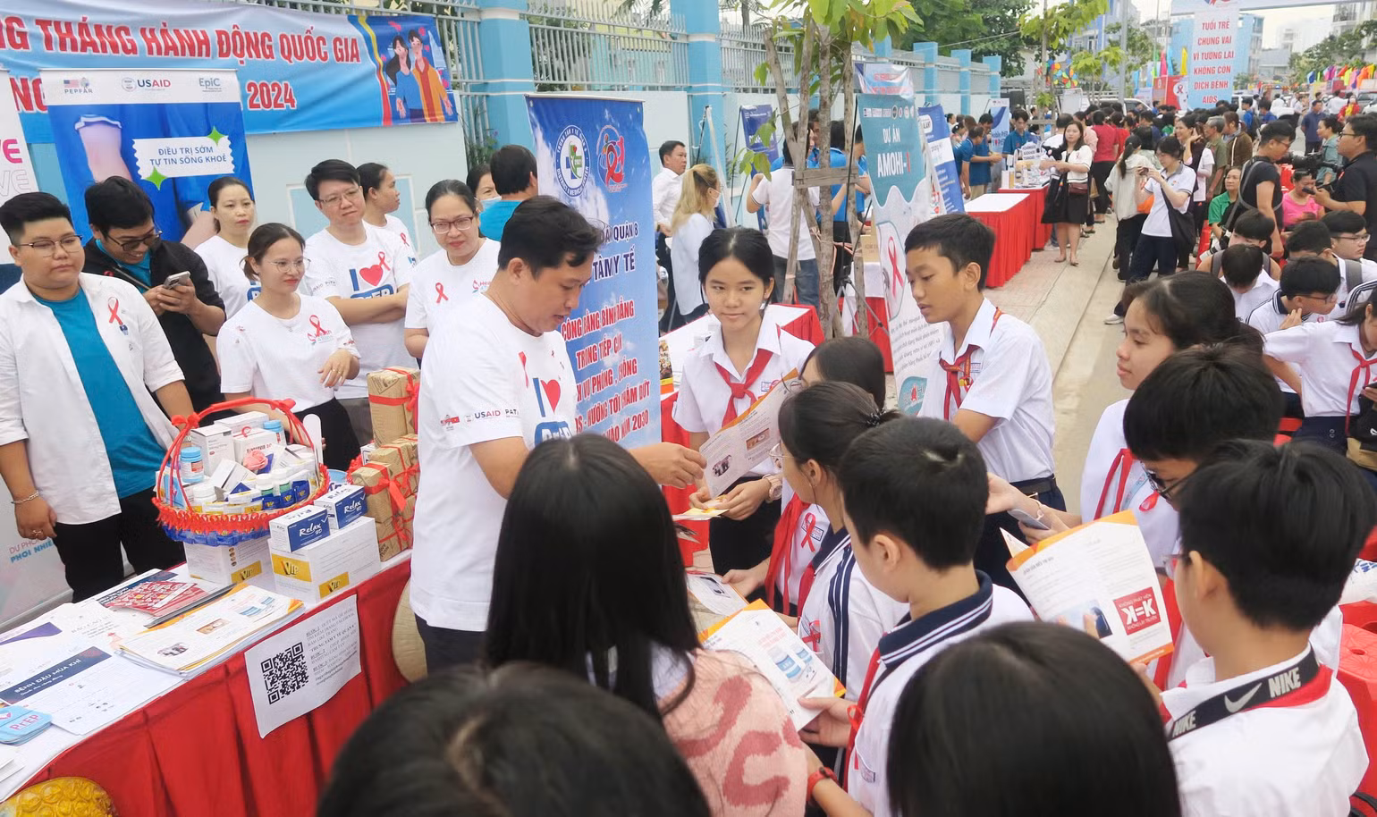 Nhiều hoạt động nhằm nâng cao nhận thức và hành động về phòng chống HIV/AIDS.