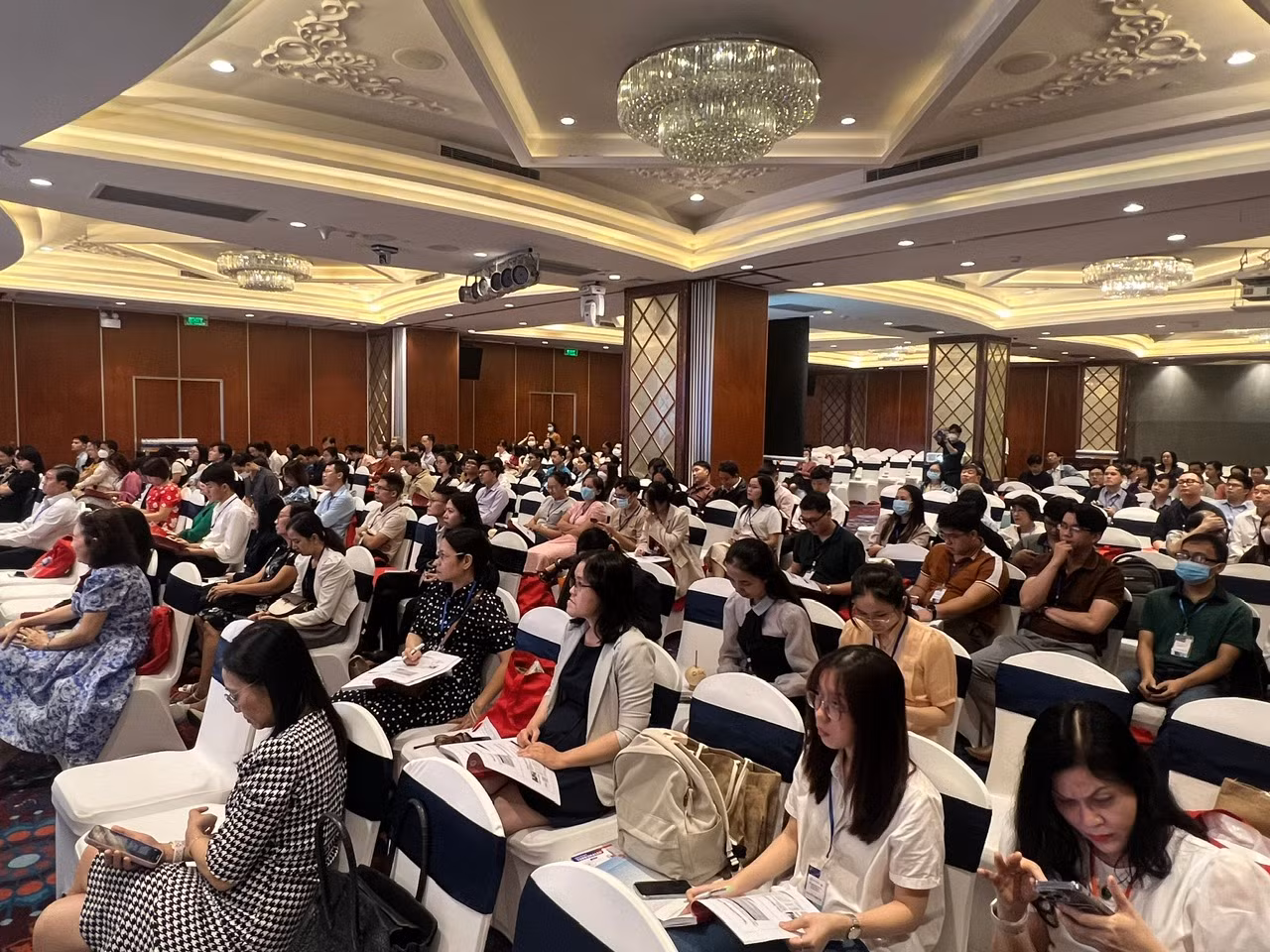 Quang cảnh hội thảo. Quang cảnh hội thảo.