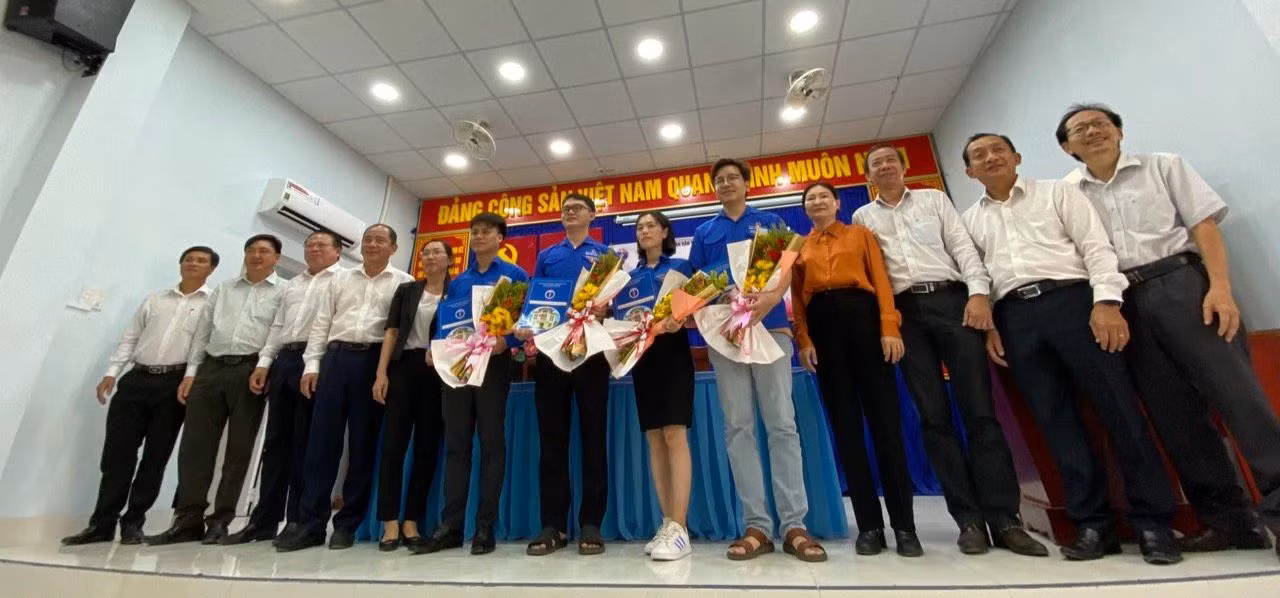 PGS, TS Tăng Chí Thượng, Giám đốc Sở Y tế (thứ 4 từ trái qua) bàn giao bác sĩ trẻ tình nguyện trong Chương trình nâng cao năng lực y tế xã đảo Thạnh An, huyện Cần Giờ. PGS, TS Tăng Chí Thượng, Giám đốc Sở Y tế (thứ 4 từ trái qua) bàn giao bác sĩ trẻ tình nguyện trong Chương trình nâng cao năng lực y tế xã đảo Thạnh An, huyện Cần Giờ.
