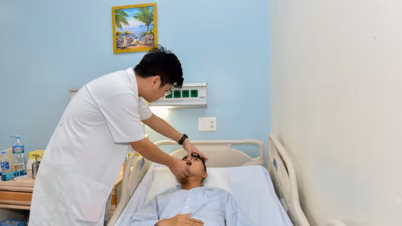 Sau 10 ngày phẫu thuật, bệnh nhân hồi phục tốt: toàn thân ổn định, không sốt, dấu hiệu sinh tồn bình thường, vạt xương mác sống tốt, vết mổ khô, lành thương nhanh, chức năng ăn, nhai, vận động há ngậm và thẩm mỹ gương mặt được cải thiện rõ rệt.