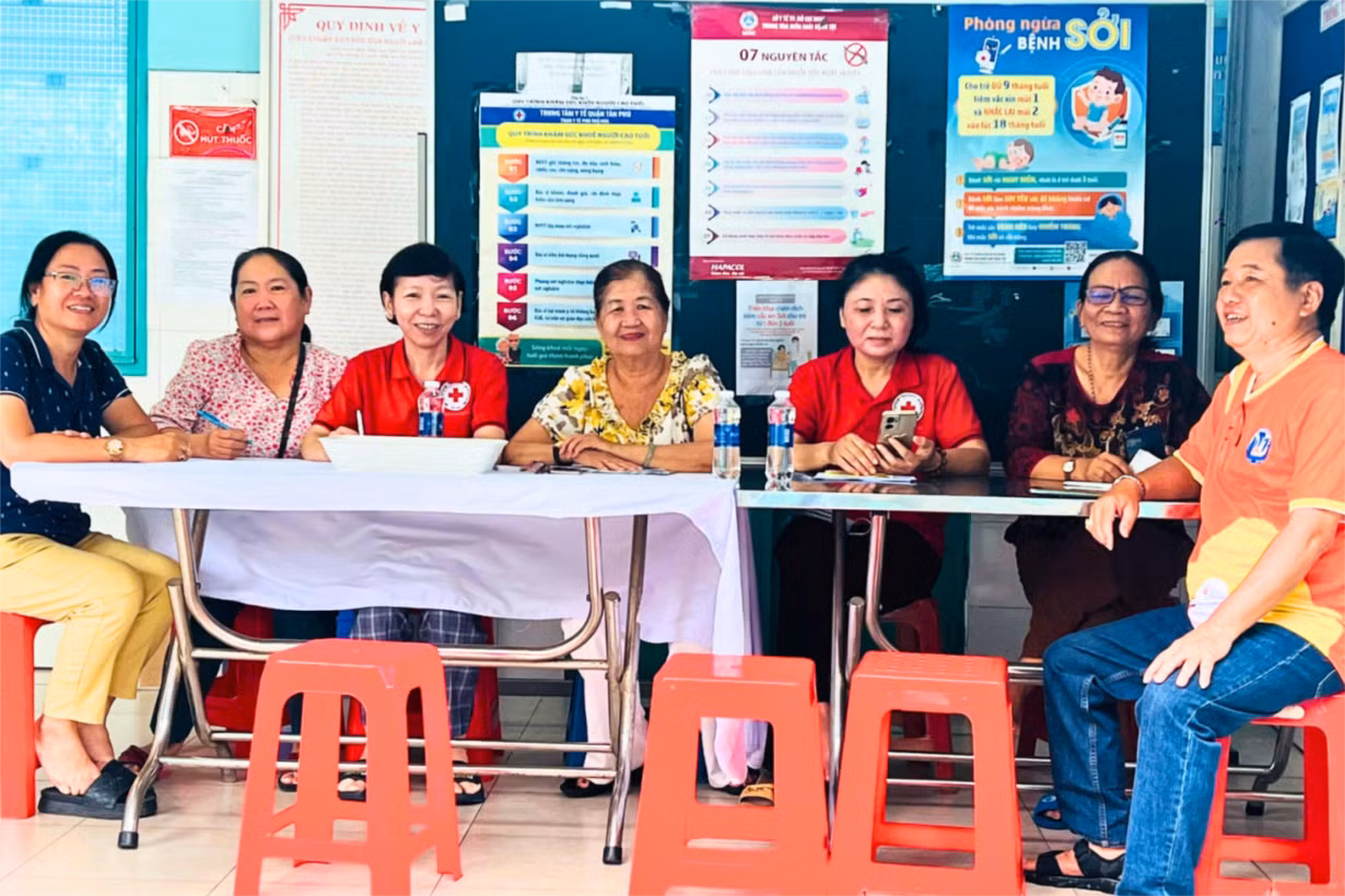 Dù là ngày lễ, cộng tác viên sức khỏe cộng đồng vẫn nhiệt tình hỗ trợ phụ huynh tại điểm tiêm ở quận Tân Phú. Dù là ngày lễ, cộng tác viên sức khỏe cộng đồng vẫn nhiệt tình hỗ trợ phụ huynh tại điểm tiêm ở quận Tân Phú.