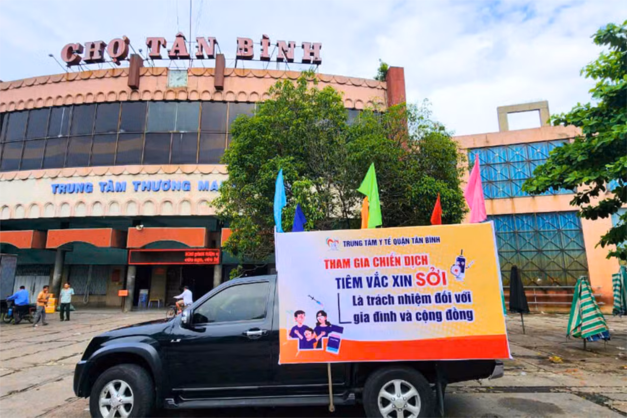 Một xe loa đi qua các khu phố tại quận Tân Bình, phát thông báo vận động người dân đưa trẻ đến các điểm tiêm chủng. Một xe loa đi qua các khu phố tại quận Tân Bình, phát thông báo vận động người dân đưa trẻ đến các điểm tiêm chủng.