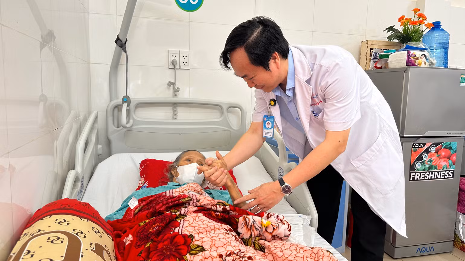Bệnh nhân cầm chặt tay bác sĩ cảm ơn vì đã tận tình phẫu thuật cứu chữa cho mình.