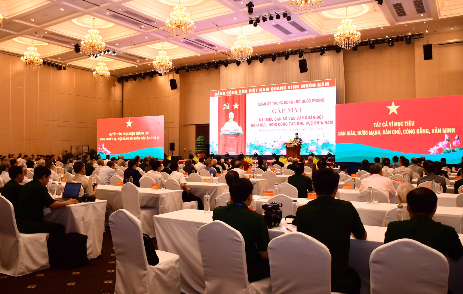 Quang cảnh buổi họp mặt. Quang cảnh buổi họp mặt.