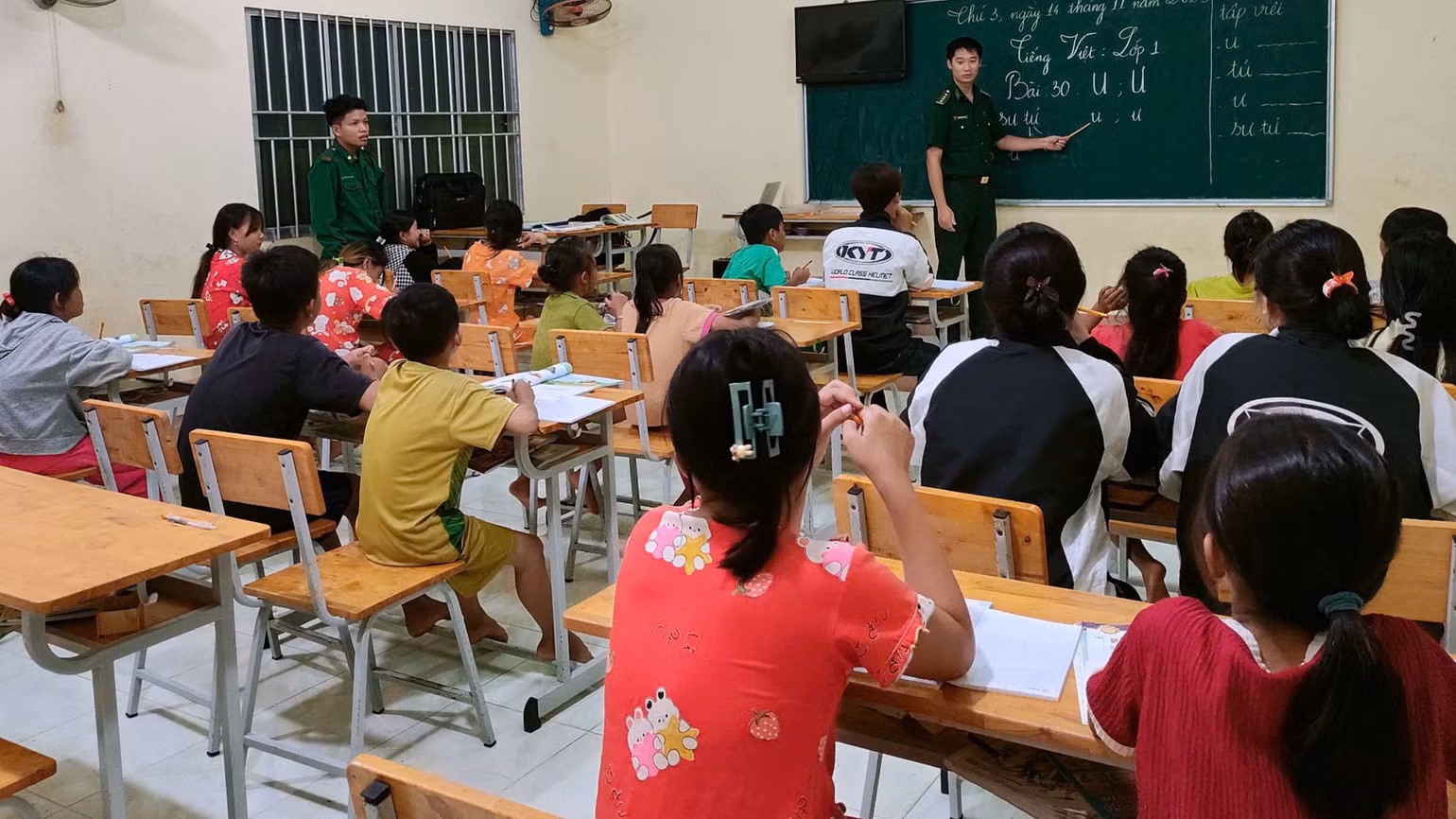Những lớp học đặc biệt, chỉ bắt đầu khi trời tối và các em học sinh chẳng có ai học đúng tuổi đúng lớp của mình. Những lớp học đặc biệt, chỉ bắt đầu khi trời tối và các em học sinh chẳng có ai học đúng tuổi đúng lớp của mình.