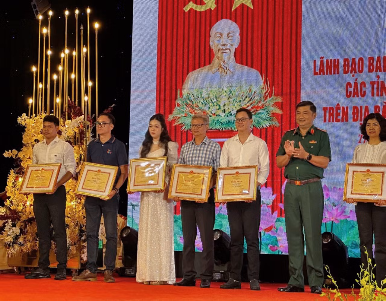 Thiếu tướng Lê Xuân Thế, Phó Tư lệnh Quân khu trao Bằng khen cho các cá nhân. (Ảnh: THẾ ANH)