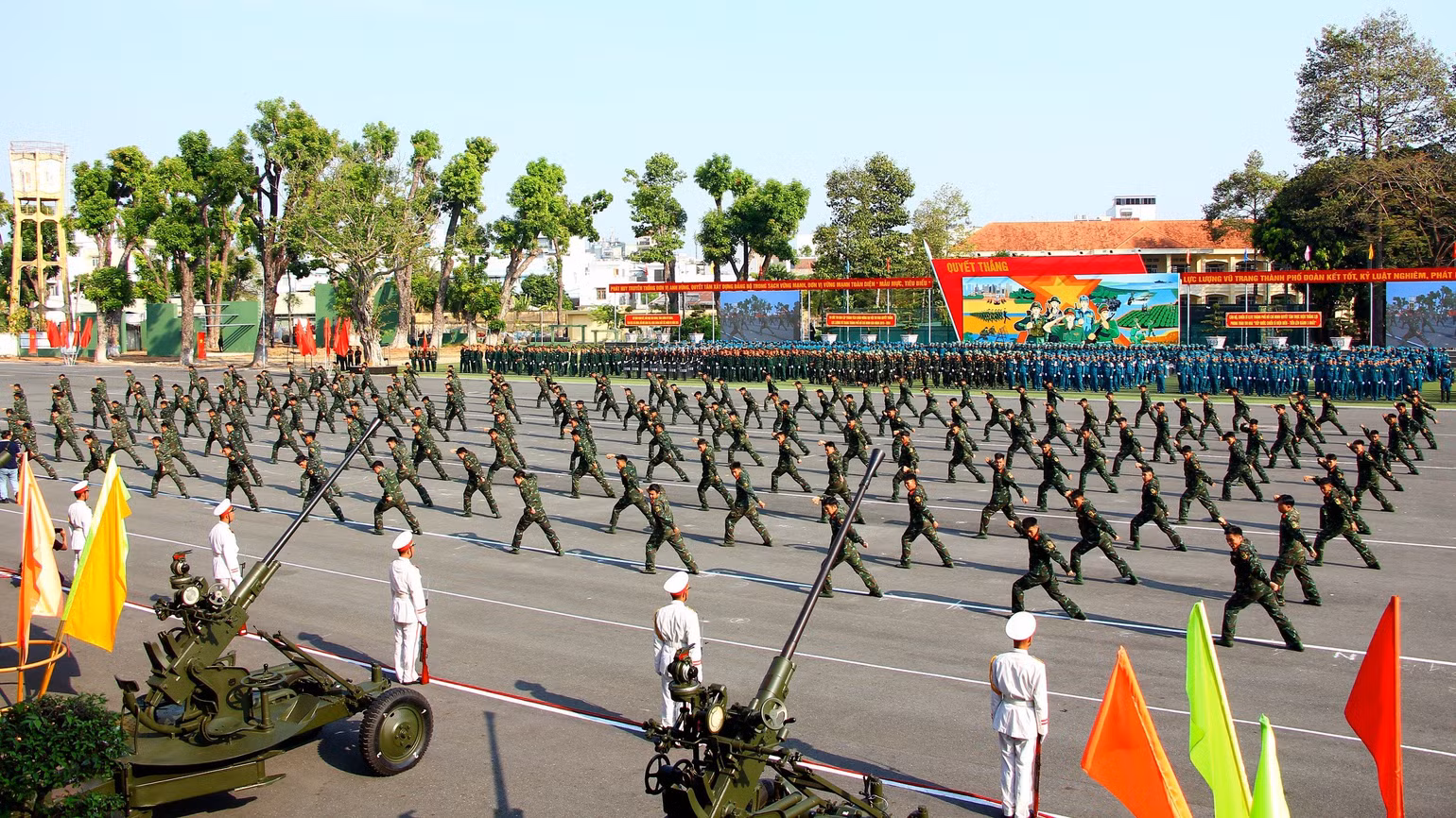 Trung đoàn Gia định thực hiện màn đồng diễn võ thuật ấn tượng. Trung đoàn Gia định thực hiện màn đồng diễn võ thuật ấn tượng.