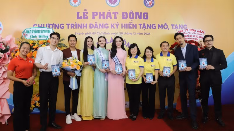 Nhiều văn, nghệ sĩ hưởng ứng đăng ký hiến tạng. Nhiều văn, nghệ sĩ hưởng ứng đăng ký hiến tạng.