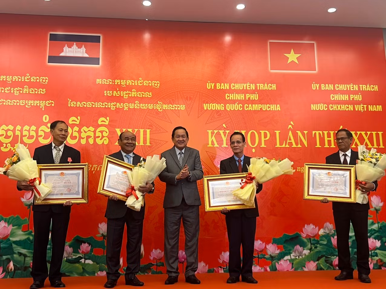 Ủy ban Chuyên trách Chính phủ Việt Nam tặng thưởng Huân chương Hữu nghị, Bằng khen cho đại diện các tập thể, cá nhân thuộc Vương quốc Campuchia. Ủy ban Chuyên trách Chính phủ Việt Nam tặng thưởng Huân chương Hữu nghị, Bằng khen cho đại diện các tập thể, cá nhân thuộc Vương quốc Campuchia.