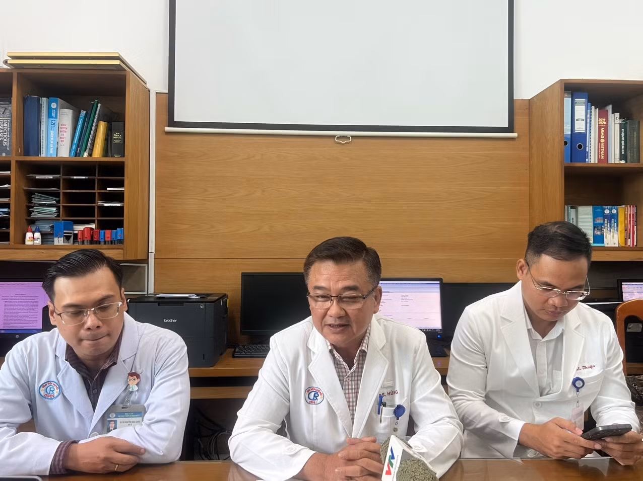 Các bác sĩ Khoa Bệnh nhiệt đới, Bệnh viện Chợ Rẫy (Thành phố Hồ Chí Minh) chia sẻ thông tin với báo chí. Các bác sĩ Khoa Bệnh nhiệt đới, Bệnh viện Chợ Rẫy (Thành phố Hồ Chí Minh) chia sẻ thông tin với báo chí.