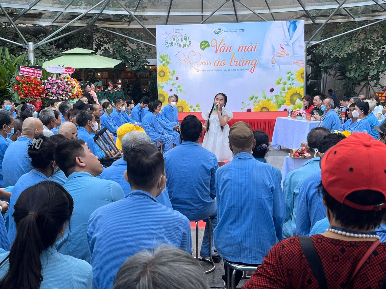 Với bài hát "Hôm nay mẹ trực đêm", ca sĩ nhí Nguyễn Hoài Khánh Ngọc mong muốn gửi lời tri ân đến các y bác sĩ, nhân viên y tế đã cống hiến vì sức khỏe nhân dân. Với bài hát "Hôm nay mẹ trực đêm", ca sĩ nhí Nguyễn Hoài Khánh Ngọc mong muốn gửi lời tri ân đến các y bác sĩ, nhân viên y tế đã cống hiến vì sức khỏe nhân dân.