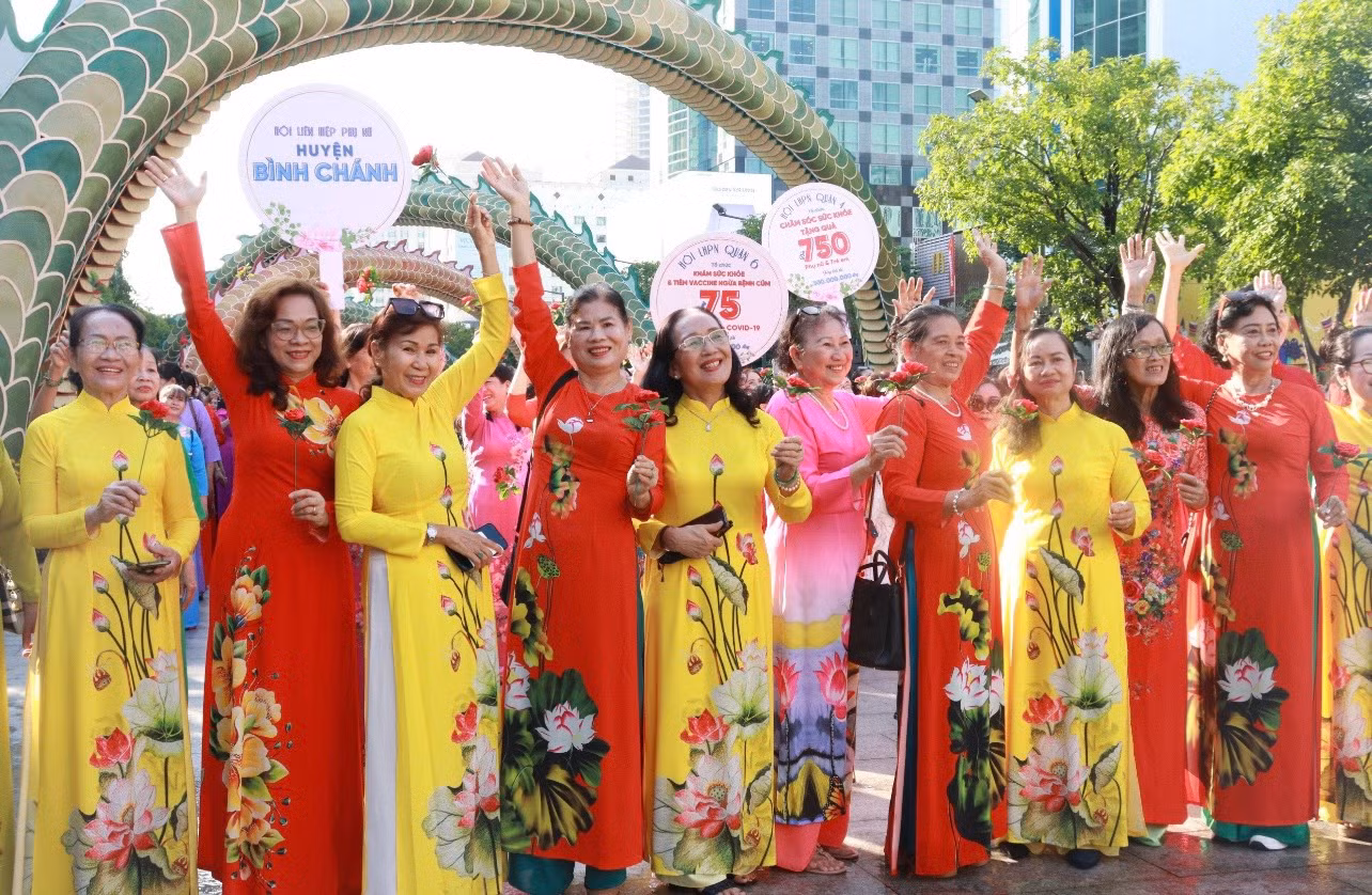 Với những người phụ nữ đã là mẹ, là bà thì cơ hội cùng những người bạn thân thiết cùng mặc áo dài tham dự sự kiện quy mô lớn là những cơ hội hiếm có.