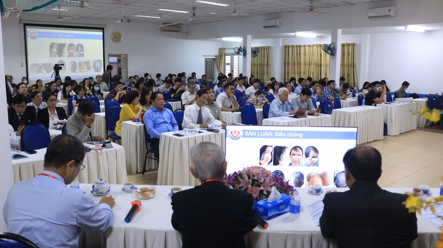 Hội nghị thu hút sự quan tâm của người bệnh, các chuyên gia trong ngành y tế.