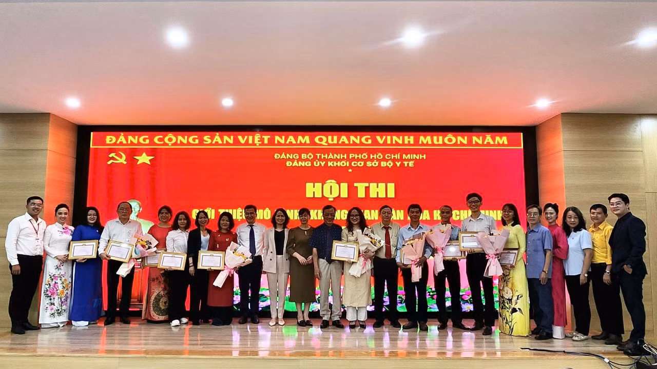 Ban Tổ chức trao giải cho các đội dự thi. Ban Tổ chức trao giải cho các đội dự thi.