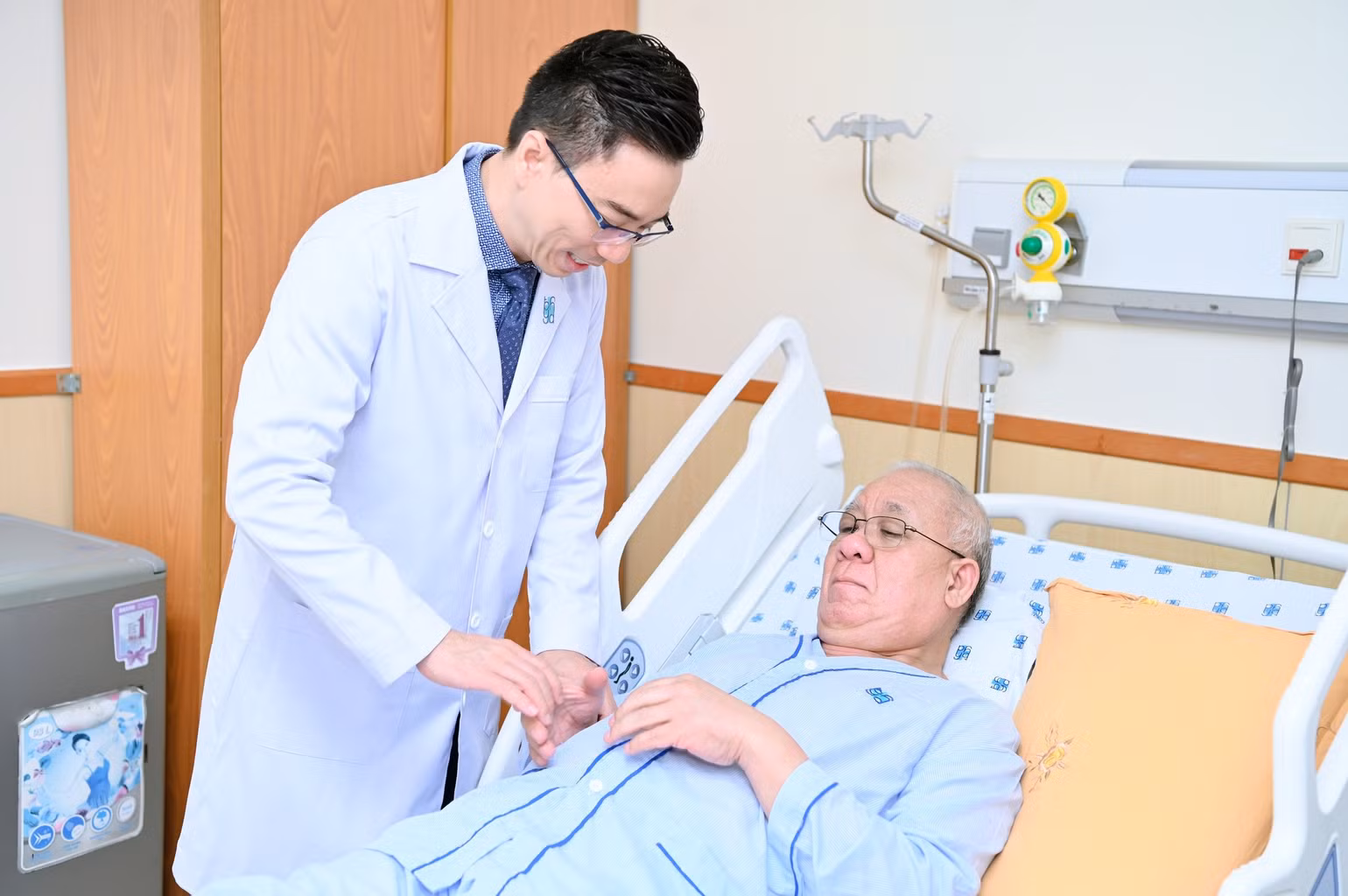 Bác sĩ khám cho bệnh nhân Andi trước khi xuất viện.