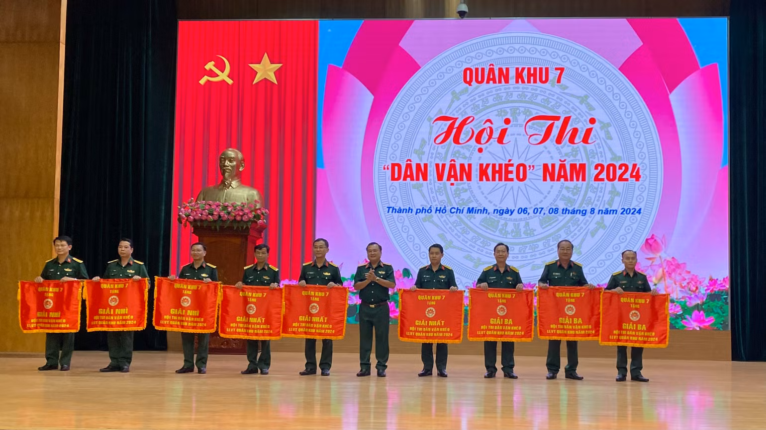 Thiếu tướng Trần Vinh Ngọc, Ủy viên Thường vụ Đảng ủy Quân khu, Phó Chính ủy Quân khu trao Cờ thưởng 9 tập thể đạt giải Nhất, Nhì, Ba tại Hội thi.