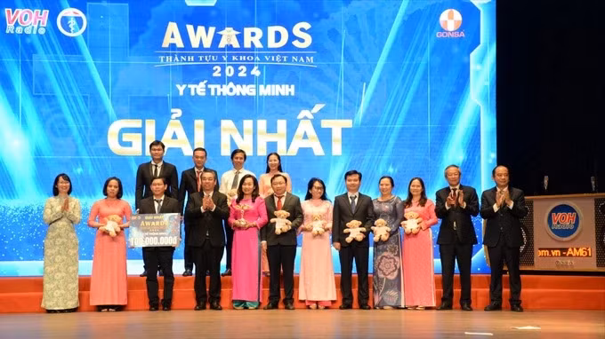 Đồng chí Nguyễn Phước Lộc, đồng chí Trần Thị Diệu Thúy trao giải cho đơn vị đạt giải nhất