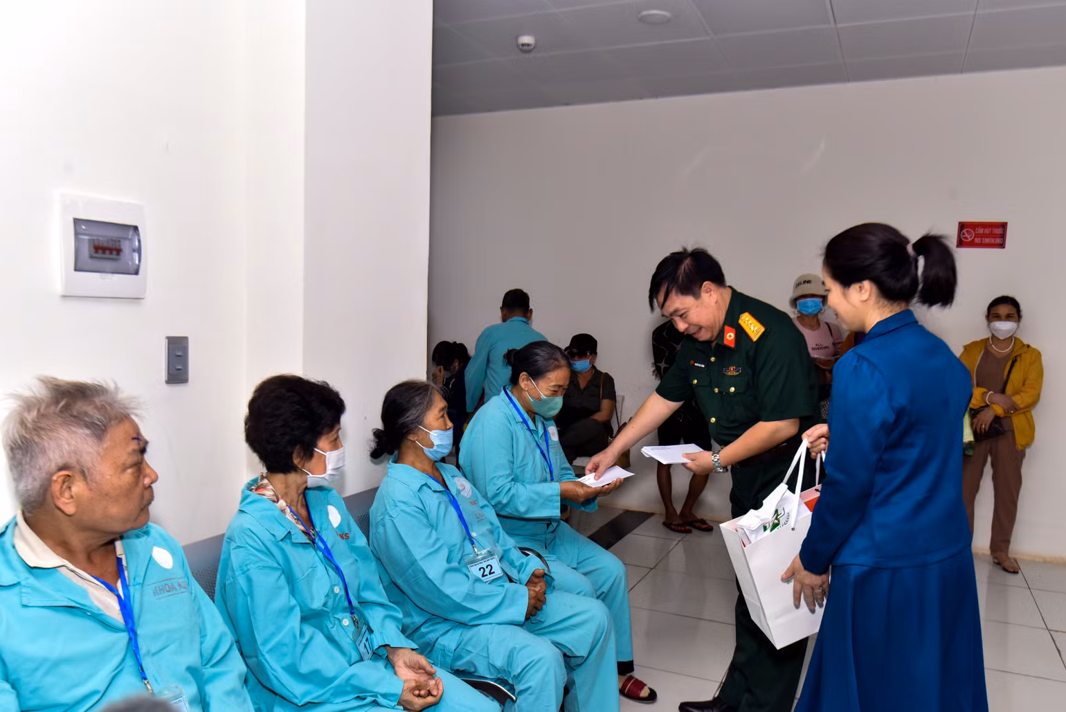 Đại tá, TS.BS Nguyễn Việt Cường, Phó Giám đốc Bệnh viện Quân y 175 trao quà cho bệnh nhân. Đại tá, TS.BS Nguyễn Việt Cường, Phó Giám đốc Bệnh viện Quân y 175 trao quà cho bệnh nhân.