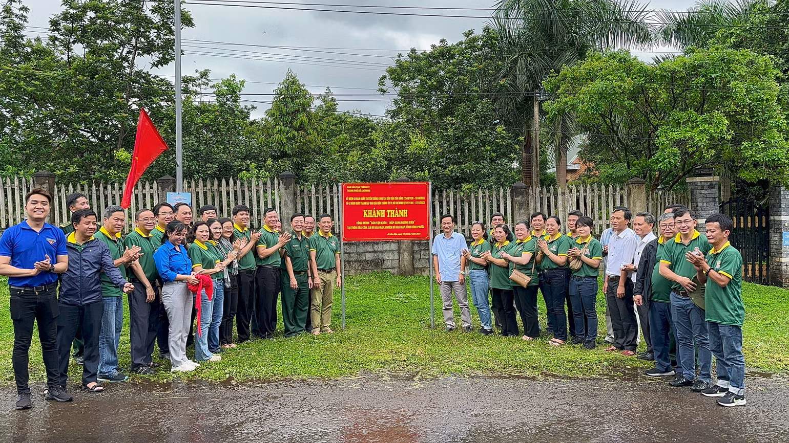 Đoàn đại biểu chương trình cắt băng khánh thành tụ điện tại huyện Bù Gia Mập, Tỉnh Bình Phước Đoàn đại biểu chương trình cắt băng khánh thành tụ điện tại huyện Bù Gia Mập, Tỉnh Bình Phước