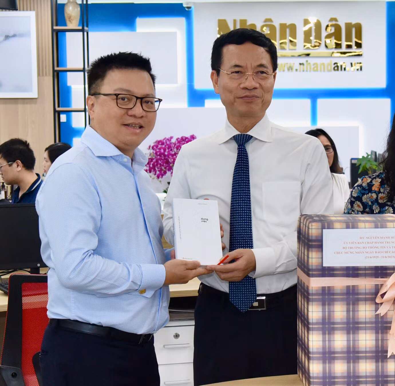 Tổng Biên tập Lê Quốc Minh và Bộ trưởng Nguyễn Mạnh Hùng tại tòa soạn hội tụ của Báo Nhân Dân. (Ảnh: Trần Hải) Tổng Biên tập Lê Quốc Minh và Bộ trưởng Nguyễn Mạnh Hùng tại tòa soạn hội tụ của Báo Nhân Dân. (Ảnh: Trần Hải)