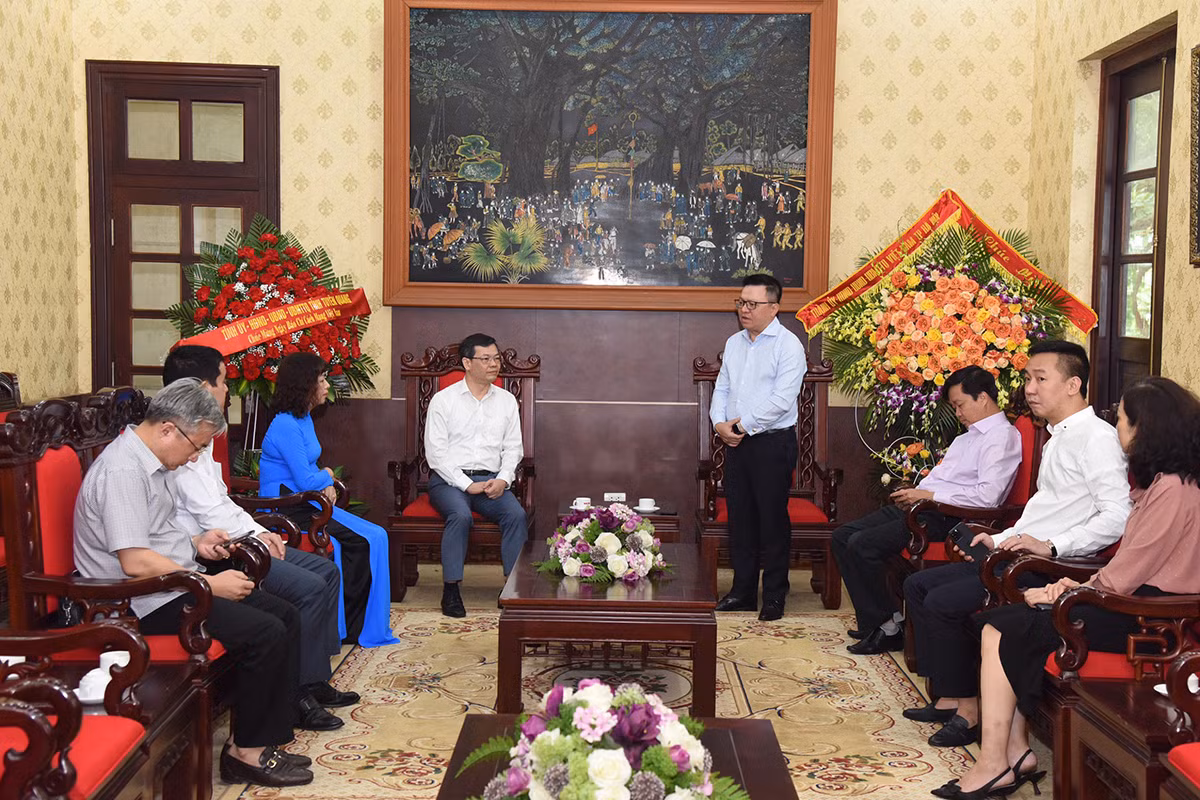 Tổng Biên tập Lê Quốc Minh cảm ơn sự quan tâm của Đoàn đại biểu tỉnh Tuyên Quang dành cho đội ngũ người làm Báo Nhân Dân. (Ảnh: Trần Hải) Tổng Biên tập Lê Quốc Minh cảm ơn sự quan tâm của Đoàn đại biểu tỉnh Tuyên Quang dành cho đội ngũ người làm Báo Nhân Dân. (Ảnh: Trần Hải)