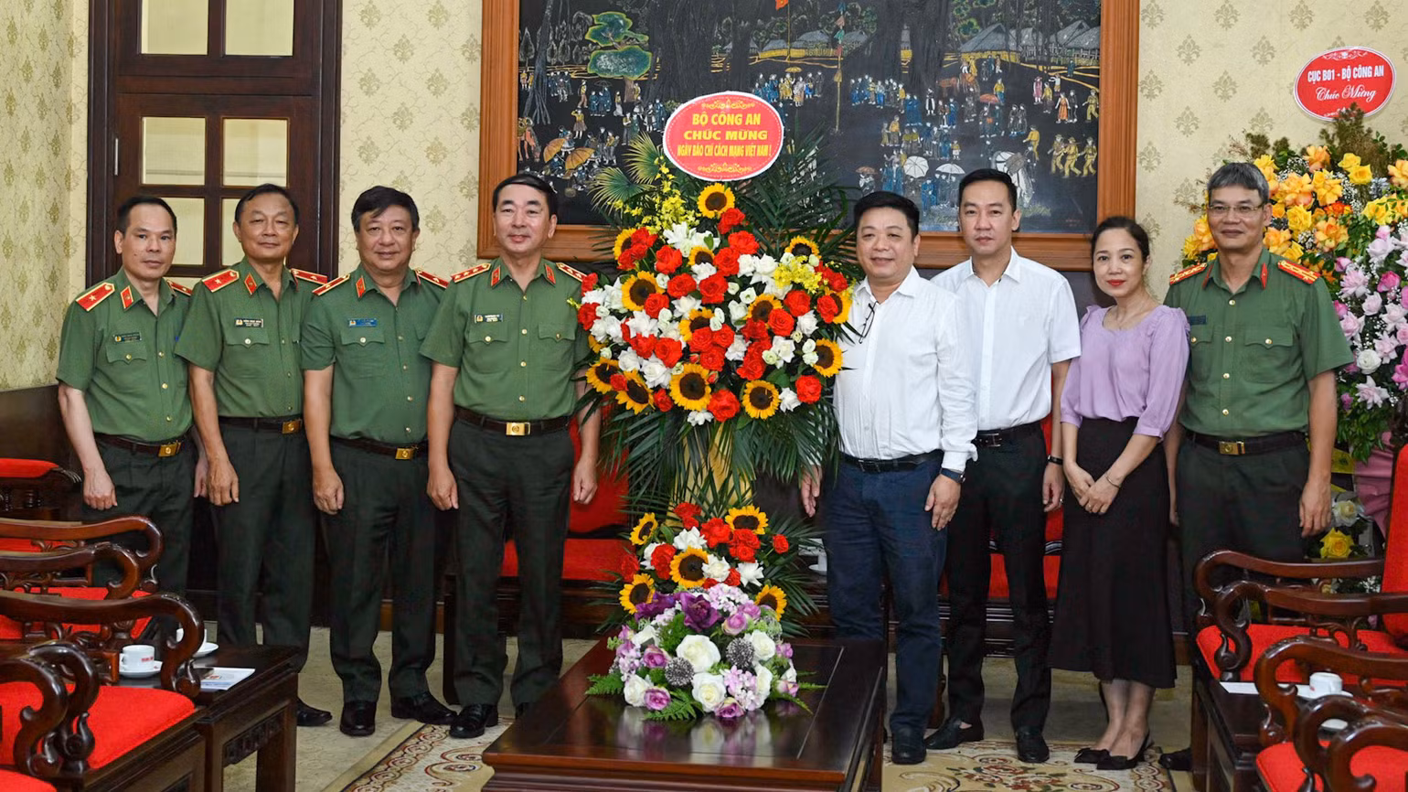 Thứ trưởng Công an Trần Quốc Tỏ tặng hoa chúc mừng Báo Nhân Dân. (Ảnh: DUY LINH)