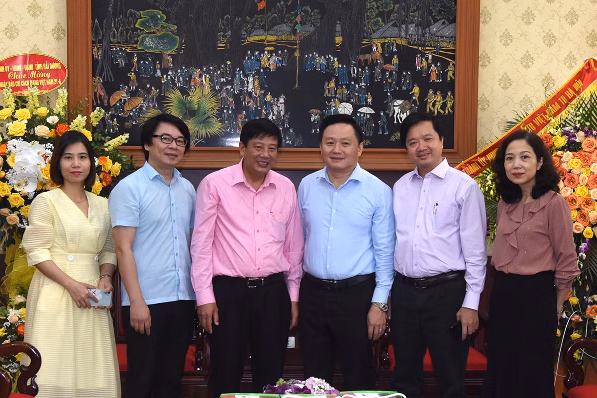 Phó Tổng Biên tập Phan Văn Hùng tiếp Đoàn đại biểu tỉnh Hải Dương. (Ảnh: Trần Hải) Phó Tổng Biên tập Phan Văn Hùng tiếp Đoàn đại biểu tỉnh Hải Dương. (Ảnh: Trần Hải)