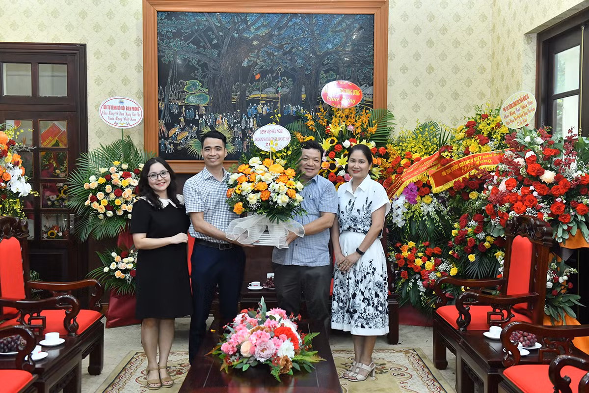 Bệnh viện Hữu nghị chúc mừng đội ngũ người làm Báo Nhân Dân. (Ảnh: Đăng Khoa)
