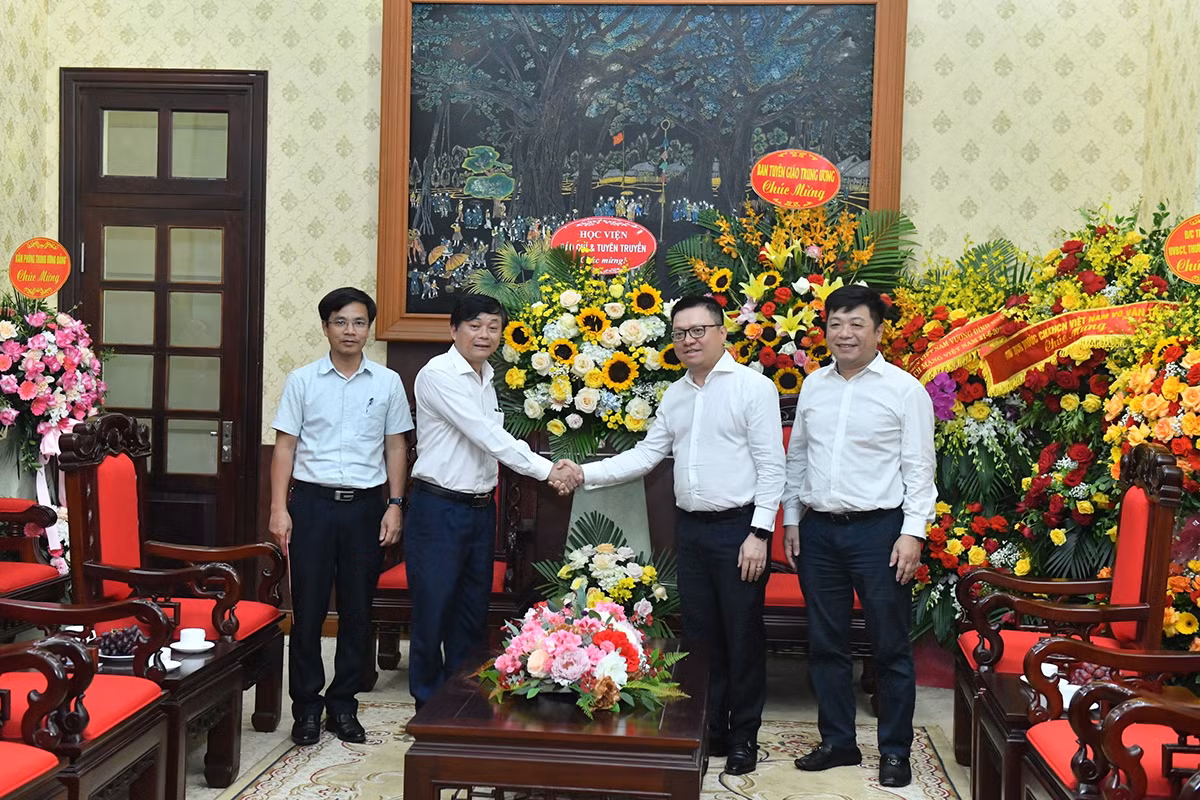 PGS,TS Phạm Minh Sơn - Giám đốc Học viện Báo chí và Tuyên truyền chúc mừng Báo Nhân Dân. (Ảnh: Đăng Khoa)