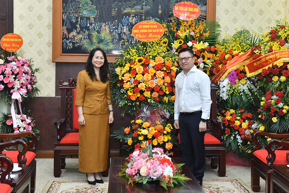 Đồng chí Lâm Thị Phương Thanh chuyển lẵng hoa của đồng chí Trương Thị Mai, Ủy viên Bộ Chính trị, Thường trực Ban Bí thư, Trưởng Ban Tổ chức Trung ương, chúc mừng Báo Nhân Dân nhân dịp 21/6. (Ảnh: Đăng Khoa)