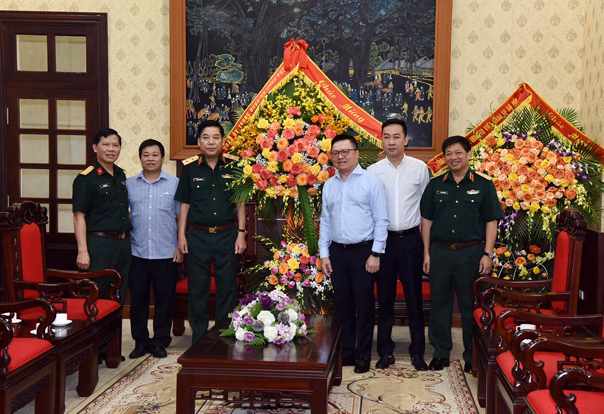 Đoàn đại biểu Quân ủy Trung ương - Bộ Quốc phòng do Trung tướng Nguyễn Văn Gấu dẫn đầu chúc mừng Báo Nhân Dân. (Ảnh: Trần Hải) Đoàn đại biểu Quân ủy Trung ương - Bộ Quốc phòng do Trung tướng Nguyễn Văn Gấu dẫn đầu chúc mừng Báo Nhân Dân. (Ảnh: Trần Hải)