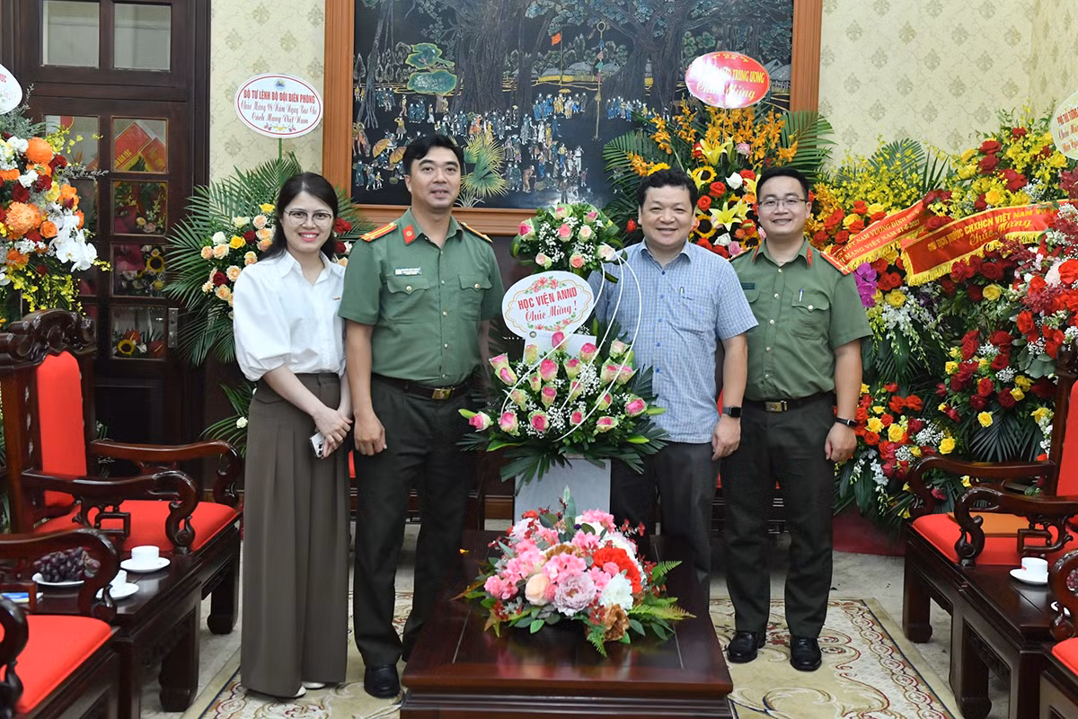 Học viện An ninh nhân dân cảm ơn sự hỗ trợ, phối hợp của Báo Nhân Dân. (Ảnh: Đăng Khoa)