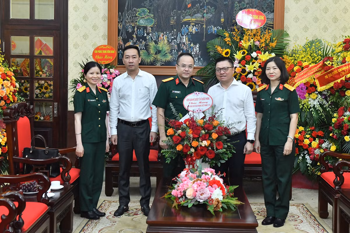 Tổng Biên tập Lê Quốc Minh tiếp Đoàn công tác Viện Quan hệ quốc tế về quốc phòng. (Ảnh: Đăng Khoa)