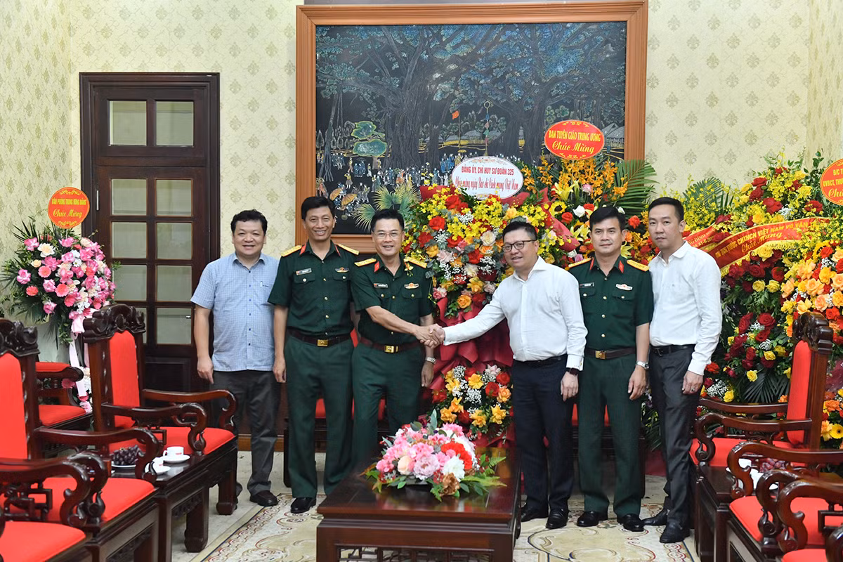 Tổng Biên tập Lê Quốc Minh cảm ơn tình cảm gắn bó Sư đoàn 325 dành cho những người làm Báo Nhân Dân. (Ảnh: Đăng Khoa)