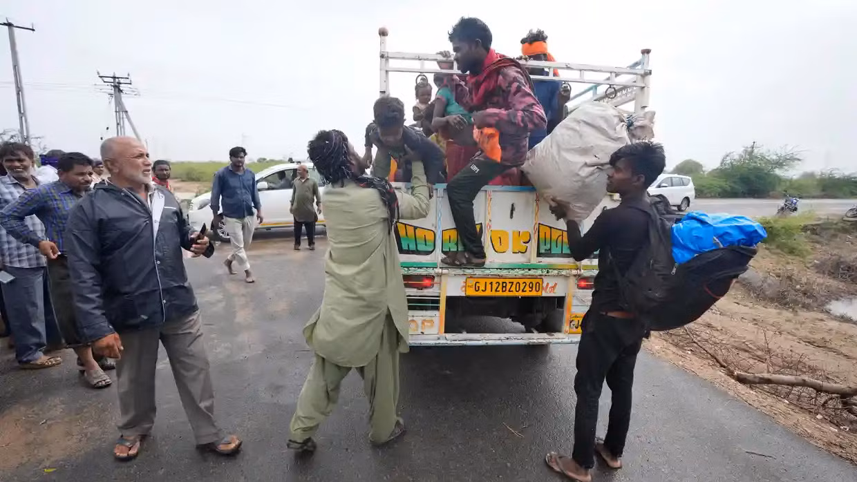 Người dân rời khỏi một ngôi làng gần Jakhau, bang Gujarat, Ấn Độ, ngày 15/6/2023. (Ảnh: AP) Người dân rời khỏi một ngôi làng gần Jakhau, bang Gujarat, Ấn Độ, ngày 15/6/2023. (Ảnh: AP)