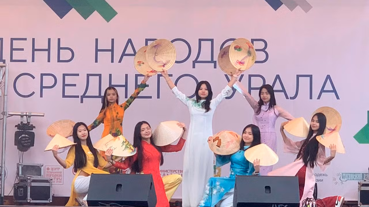 Tiết mục biểu diễn của sinh viên và con em cộng đồng Việt Nam tại Ekaterinburg. Tiết mục biểu diễn của sinh viên và con em cộng đồng Việt Nam tại Ekaterinburg.