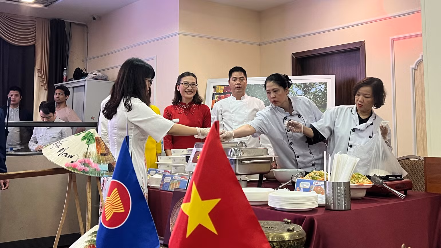 Gian hàng ẩm thực Việt Nam tại sự kiện. (Ảnh: Xuân Hưng) Gian hàng ẩm thực Việt Nam tại sự kiện. (Ảnh: Xuân Hưng)