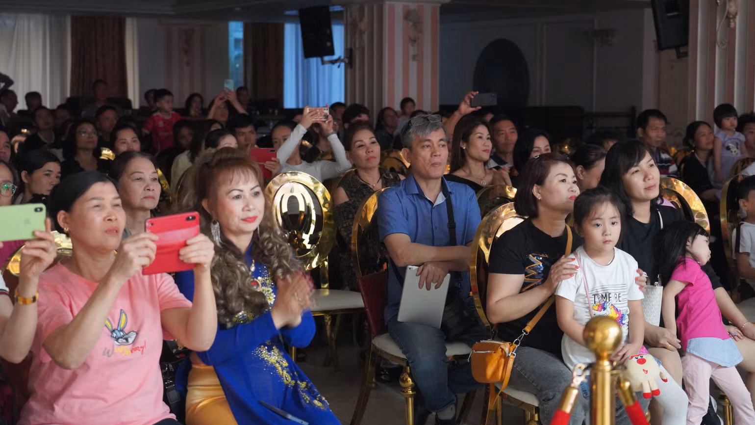 Đông đảo bà con người Việt Nam tại Moskva tham gia cố vũ các thí sinh. (Ảnh: Xuân Hưng)