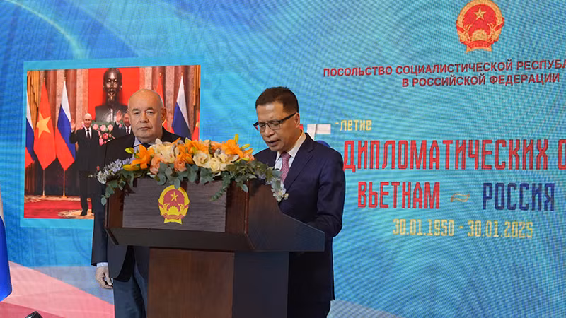 Đại sứ Việt Nam tại Liên bang Nga Đặng Minh Khôi phát biểu. Đại sứ Việt Nam tại Liên bang Nga Đặng Minh Khôi phát biểu.