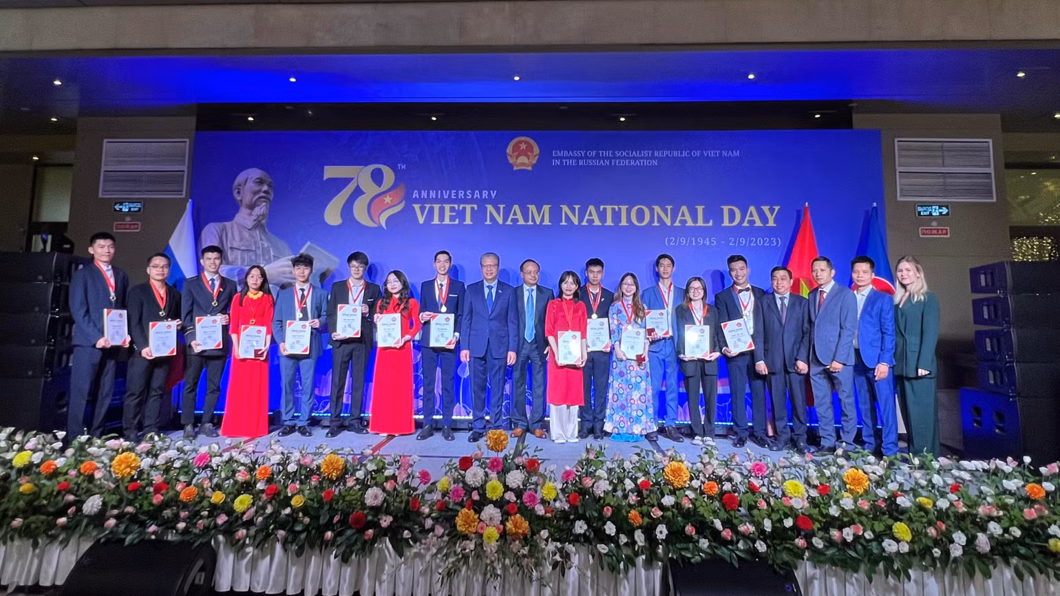 Trao giấy khen tặng các sinh viên Việt Nam có thành tích xuất sắc trong học tập. (Ảnh: XUÂN HƯNG)